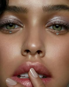 Silver Eye Makeup, Maquillage On Fleek, Dead Makeup, Silver Eyeshadow, Makeup Tip, Glossy Makeup, Star Makeup, Hooded Eye Makeup