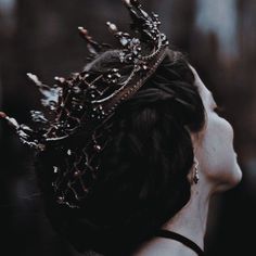 Spanish Royalty Aesthetic, Queen Hairstyles Crown, Dark Queen Aesthetic, Dark Crowns, Dark Royalty Aesthetic, Lyanna Stark, Royalty Core, Crown Aesthetic, Royal Core