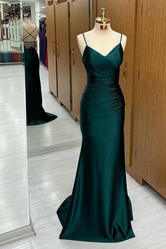 Deep Green Dress Prom, Dark Green Long Prom Dress, Dark Green Emerald Prom Dress, Long Dark Green Satin Dress, Dark Green Homecoming Dresses Long, Dark Green Long Dress Formal, Dark Green Silk Dress Formal, Ty Ball Dresses Green, Pretty Prom Dresses Green