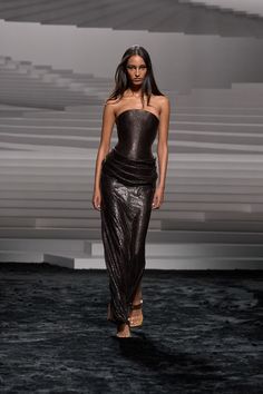 FALL-WINTER 2024 | VERSACE US Versace Runway, Runway Fashion Couture, Runway Outfits, Versace Fashion, Versace Dress, Couture Mode, Glam Dresses, Looks Style, Fall 2024