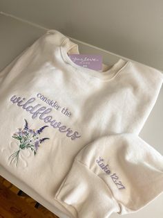 Maschinengesticktes Sweatshirt mit Blumenstrauß! Sweatshirt kommt auch mit dem Bibelvers auf dem linken Ärmel! Bitte kontaktieren Sie uns, wenn Sie etwas anderes wünschen! Alle Sweatshirt-Spezifikationen sind in den Auflistungsfotos zu sehen. Folgen Sie uns auf IG -- @juslovemore 🤍 Really Cute Clothes, Crew Neck Designs, Machine Embroidered Clothes, Cute Christian Sweatshirts, Embroidery Designs Clothes, Cute Embroidered Sweatshirt, Diy Crewneck Sweatshirt Ideas, Cowgirl Sweatshirts, Embroided Hoodie