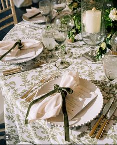 Wedding Reception Linen Ideas, Wedding Linens Ideas Color Schemes, Green Tablescape Wedding, Green Theme Wedding, Christmas Table Decorations Ideas, Wedding Decor Green, Tablecloth Ideas, Tablescapes Wedding, White Wedding Decor