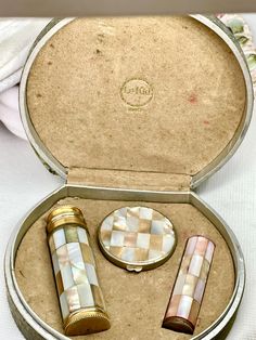 Compact Lipstick Perfume Le Kid Vintage Boxed Set Nice Gift Tiled Shell Mother of Pearl Makeup Kit in Fitted Original Box 1940 France This is a nice Art Deco trio of perfume container, compact with powder codet and unused puff and a used, twist-turn lipstick tube all expertly tiled in Mother Of Pearl Shell exteriors! This is very pretty and a quality-made vintage set. The base metal is is silver and it still has most of the original gold-plating except on the bottom of the compact; it looks most Vintage Makeup Products, Pearl Makeup, Vintage Trinkets, Compact Art, Lipstick Container, Lipstick Dark Red, Perfume Women, Beauty Rules, Perfume Container