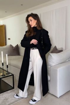 Sleek Chic Style, Black Coat Outfit, White Pants Outfit, Looks Pinterest, Spring Work, Cold Outfits, Outfits With Converse, Fashion Business Casual, Looks Street Style