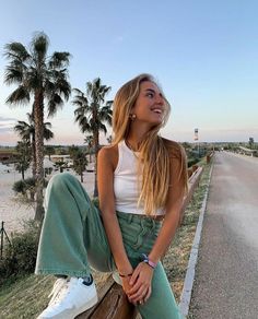 Surfergirl Style, Fest Outfits, Neue Outfits, Cooler Look, Green Pants