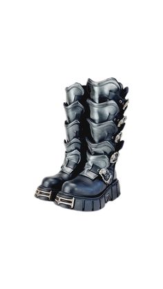 New Rock Stiefel aus Leder und Metall mit abgestuften Vorderseiten und Riemen mit Schnalle. Die Schnalle an diesen Turmstiefeln ist totenkopfförmig, eine subtile Note, die für einen tollen Steampunk-Touch sorgt. Sie sind schwarz und silberfarben und sitzen etwa auf halber Höhe der Waden, je nach Körpergröße der Trägerin auch leicht darüber. Sie haben breite Sohlen, die an Bahnsteige grenzen, aber nicht ganz Bahnsteighöhe, aus dem wirklich langlebigen, strapazierfähigen Anti-Aquahobelgummi aus de Stone Boots, Metal Boots, Punk Glam, New Rock Boots, Rock Boots, Mad Max, Goth Grunge, Glam Rock