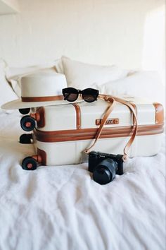 Pack A Suitcase, Summer Packing, Vacation Video, Sac Week End, Suitcase Packing, Carry On Suitcase, Suitcase Traveling, Hawaiian Islands, Tropical Vacation