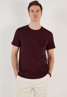 Buratti CREW NECK POCKET - T-shirts basic - maroon Maroon Tshirt Outfits For Men, Maroon Shirt Outfit, Maroon Tshirt, Maroon Shirts, Shirt Outfit Men, Beige Pants, Pocket Tshirt, Tshirt Outfits, Daryl Dixon