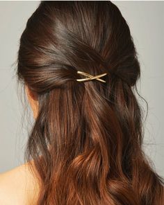 Make your barrette a double. The Erin Barrette is almost like an optical illusion... once you put it in your hair, it looks like you're wearing two barrettes criss-crossed! If we didn't know any better, we'd say that's magic. X-shaped barrette Recommended for a half ponytail or full ponytail Ideal for medium to thick hair Recycled brass Small combs built into the back of the barrette for a secure hold Slider closure Store this safely in its pouch Recommended for wear on clean and dry hair Size: Full Ponytail, Glowing Hair, Half Ponytail, Work Hairstyles, Happy Hair, Hair Strand, Soft Sweater, Pinterest Pin, Gold Hair