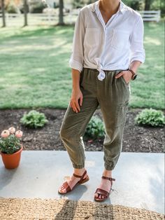 These joggers and white oxford are classic pieces for your Spring mom or teacher wardrobe! Perfect Spring Outfit, White Oxford, Teacher Wardrobe, Oxford White, Spring Outfit