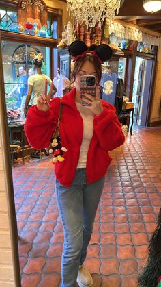 Disney photo inspo Winter Disney World Outfits, Disneyland Aesthetic Outfit, Christmas Disney Outfits, Disney Christmas Outfits, Disney Ootd, Disney Movie Collection, Disneyland Aesthetic, Disney Poses, Disney Trip Outfits