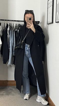 Denim And Black Outfits, Milan Outfits, New York Outfits, Casual College Outfits, Casual Outfit Inspiration, Autumn Clothes, Casual Girl, College Outfits, Fall Winter Outfits