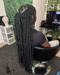 Womens Dreads Styles, Protective Black Women Hairstyles, Ocean Locs, Bodycon Dress Black Women, Medium Soft Locs, Soft Loc Hairstyles, Soft Locs With Curls, Soft Locs Styles, Soft Locs With Color