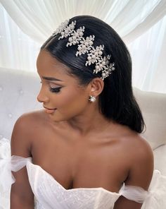 female model wearing pointed bridal headband with crystal floral details and pearls Flowing Pattern, Pear Shaped Wedding Rings, Bridal Hair Bands, Wedding Glam, Wedding Headpieces, African Wedding Dress, Headpiece Bridal, Hair Accessories Pearl, Veil Hairstyles