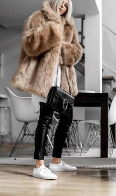 Bear Coat Outfit, Faux Fur Coat Street Style, Teddy Bear Coat Outfit, Leather Legging, Look Jean, Leather Pant, Fake Fur, Fur Fashion