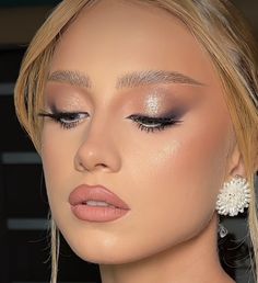 Glowy Make Up Brown Eyes, Gold Bride Makeup, Soft Bronze Glam, Champagne Glam Makeup, Shimmery Bridal Makeup, Shimmer Bridal Makeup, Makeup For Champagne Dress, Gold Soft Glam Makeup, Soft Gold Makeup