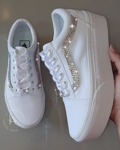 Vans 😍 . . . . #sapatilha #noiva #noivadesapatilha #sapatopersonalizado #nike #nikeairforce1 #nikecourt #nikebride #noivadetenis #tenispersonalizados #nikepersonalizzate #noivei #voucasar #15anos #debutante #exclusive #sapatodenoiva #sapatosdeluxo #noivado #vans #allstar #allstarpersonalizado #debutantes Powerpuff Girls, Shoe Lover, Nike Air Force, Kids Shoes, Boots, Quick Saves