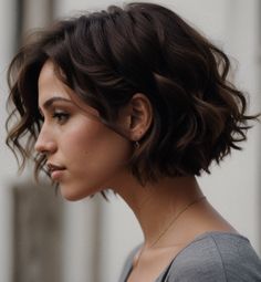 Blunt cuts are the ultimate in precision hairdressing. Learn all about this timeless style in our latest article. Click here to read. Brown Wavy Hair, Short Wavy Haircuts, Short Hair Haircuts, Short Curly Hair