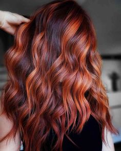 Are you looking for the most fashionable copper hair colors that's totally trending right now? Make sure to ask for this amazing fiery copper balayage to your colorist. Simply tap on the photo or click the link to see all photos! // Photo Credit: @_watchmepaint on Instagram Copper Pintura Highlights Curly, Sunflower Hair Color, Copper Hair Color Ideas, Red Hair Trends, Copper Balayage, Red Balayage, Ginger Hair Color, Hair Color Auburn, Copper Hair Color