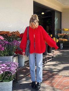 Scandinavian Fashion Summer, Red Knit Cardigan, Cardigan Knitted, Fall Inspo, Warm Sweater, Cardigan Outfits, Outfit Look, Knitted Coat, Coat Women