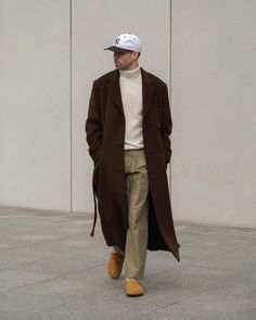 Winter 2023 Men Fashion Trends, Brown Overcoat Men Outfit, Overcoat Men Outfit Street Styles, Post Minimalism Fashion Men, Brown Coat Outfit Men, Daniel Simmons Outfit, Men Fashion Street Style, Post Minimalism, Japan Men Fashion