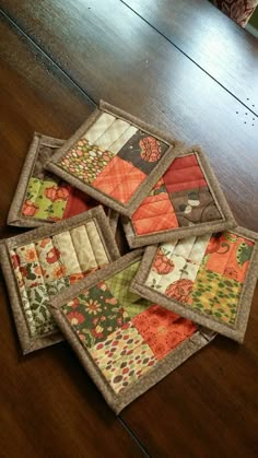 Quilted Potholder Pattern, Rug Coasters, Quilted Mug Rug, Ornaments To Make, Quilted Coasters, Christmas Sewing Projects, Mug Rug Patterns, Fall Sewing, Fall Mug