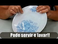 a woman holding a plate with blue flowers on it and the words pode servre lavavr