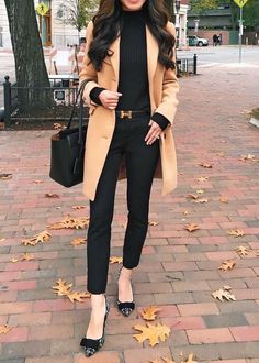 Preppy Work Outfit, Street Style Bags, Pumpkin Pies, Summer Work Outfits, Elegante Casual, Camel Coat, Winter Outfits For Work, Work Outfits Women