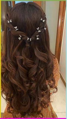 Cute Tea Party Hairstyles, Cute Hairstyles For Damas, Homecoming Hairstyles For Layered Hair, Hairstyles Damas, Dinner Dance Hairstyles, Prom Hair With Tiara, Quince Dama Hairstyles, Diy Prom, Simple Prom Hair