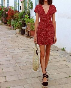 Inspiração: vestido de bolinhas - #GuitaModa. Vestido vermelho poá, bolsa de palha, espadrilha preta, mix de colares Áo Blu, Renee Zellweger, Kate Hudson, Aishwarya Rai, Mode Inspiration, Outfits Casuales, Flower Dresses, Look Fashion, Spring Summer Fashion