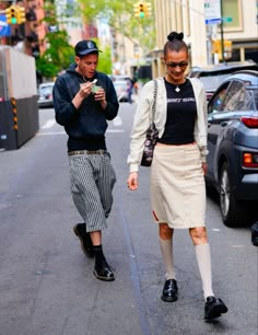 Bella Hadid Street Style Winter, Marc Kalman, Loafers Streetwear, Bella Hadid Street Style, Models Off Duty Style, Couple Fashion, Outfits 2016, Dancers Outfit, Bella Hadid Outfits