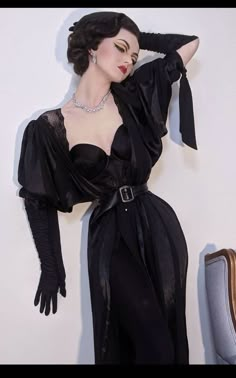 Villainess Aesthetic Outfit, Lilith Outfit Aesthetic, Goth Suits Women, Villainess Dress, Fancy Poses Reference, Vampiric Fashion, Old Money Goth, Classy Goth Aesthetic, Elegant Goth Outfits