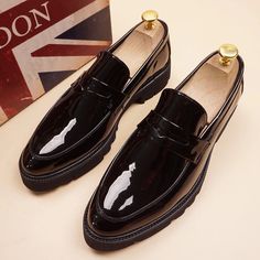 Olivia Mark - Vintage Crocodile Pattern Fashion Loafers with Pointed Toe Design and Slip-On Style for Hair Stylists - Height Increasing Shoes Style For Hair, Loafer Shoes For Men, Futuristic Shoes, Gentlemen Wear, Nike Fashion Shoes, Street Style Outfits Men, Street Shoes, Fashion Suits For Men, Hair Stylists