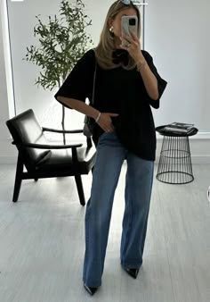 Relax Chic Outfit, Outfits For Interior Designers, Gloomy Weather Outfit, Movie Outfit Ideas Casual, Basic Work Outfits, Casual Dinner Outfit Ideas, Shirt Outfits Women Casual, Simple Classic Outfits, Wide Leg Jeans Outfit Ideas