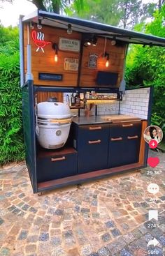 an outdoor kitchen is built into the side of a house