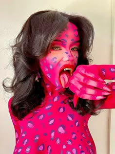 Unique Face Painting Ideas, Pink Cheetah Makeup, Animal Makeup Looks, Red And Pink Outfit, Makeup Looks Creative, Jean Paul Goude