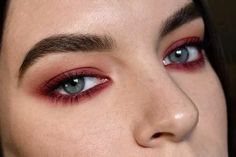 To make up blue eyes you can use red/orange color♥️#makeup #blueeyes Maquillage On Fleek, Red Eyeliner, Red Eye Makeup, Natural Eyeliner, Eyeshadow Ideas, Red Eyeshadow, Cat Eye Makeup, Red Makeup, Beauty Make-up