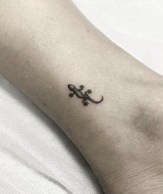 a small lizard tattoo on the ankle