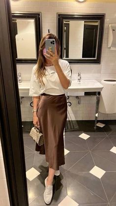 Outfits Silk Skirt, Silk Skirt Outfit Summer, Brown Skirt Outfit, Satin Long Skirt, Silk Skirt Outfit, Skirt Ootd, Satin Skirt Outfit, Silk Maxi Skirt, Maxi Skirt Outfits