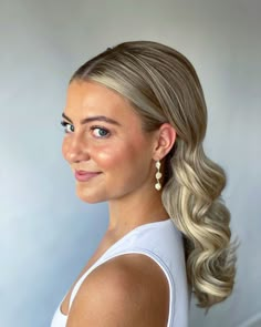 #hollywoodwaves #bridalhairideas #hairdownideas #glamorouswaves #sleekfronthairideas #centerparting #bridalhairinspo #bridalhairdown #glamoroushairideas #weddinghair #weddinghairinspo #bridetobe23 #clipinhair #hairdownstyles Modern Classic Wedding Hairstyles, Blonde Hair Bridesmaid, Sleek Front Hollywood Waves, Shoulder Length Wedding Hairstyles Down, Bridesmaid Hairstyles Glam Waves, Sleek Front Wedding Hair, Popular Wedding Hair 2023, Bridal Classic Hair, Slick Back In Front Hairstyle