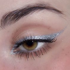 White Glitter Eyeliner, Silver Glitter Eyeliner Looks, Silver Eyeliner Makeup Look, Silver Liner Makeup, Prom Makeup Sparkly Silver, Simple Silver Makeup Looks For Prom, Silver Glittery Eye Makeup, Sparkly Eyeliner Makeup, Silver Glitter Outfit