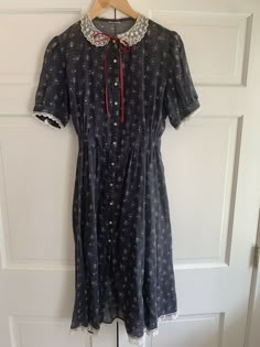 This is an exquisite vintage dress for which the tag is missing. I’m conflicted on the age of this piece. There is a tiny remnant of tag that says “LOT”. So this means it’s earlier than 1979. I actually think it’s possibly 1920s or 30s, but have no way of proving it. It looks old and the fabric is incredibly thin and delicate. The floral print resembles that of Gunne Sax. The size tag is missing but it looks small. Pit to pit is 17.5”. The dress is sheer and will require a slip underneath. The d Vintage 1960s Fashion, Vintage 60s Outfits, Midi Dress Floral, Spring Retro Fitted Prairie Dress, 60s Dresses Vintage, Grandma Outfit, Fitted A-line Vintage Prairie Dress, Retro Cotton Prairie Dress With Lace Trim, 1970s Prairie Dress