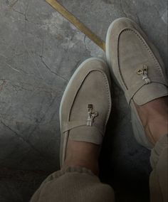 Classy Shoes, Elegant Shoes, Beige Shoes, Outfit Look, Mode Inspo, Loro Piana, Dream Shoes, Shoe Game