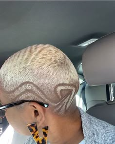 Short Bleached Hair, Short Platinum Blonde Hair, Short Shaved Hairstyles, Shaved Hair Designs, Natural Hair Cuts, Tapered Hair, Natural Hair Short Cuts