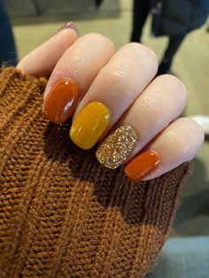 Tendências de Nail Art para o Outono:
Folhas de Outono: Desenhos de folhas em tons de outono, como vermelho, amarelo e laranja, são populares nesta época do ano.
Padrões Xadrez: O padrão xadrez é um clássico de outono que nunca sai de moda. 
Glitter Dourado ou Prateado: O brilho nunca sai de moda. 
Unhas Metálicas: Tons metálicos como cobre e bronze estão em alta para o outono. Estas cores trazem um brilho subtil às suas unhas e são perfeitas para ocasiões especiais. Football Dip Nails, Mustard Nails Design Color Combos, Fall Football Nail Designs, Yellow Fall Nails Design, Mustard Yellow Nails Fall, Thanksgiving Nails Dip Powder, Fall Football Nails, Dark Orange Nails Fall, Orange Nail Designs Fall