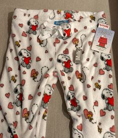 Christmas Pajama Pants Aesthetic, Snoopy Pajama Pants, Snoopy Pj Pants, Snoopy Gift Ideas, Snoopy Pjs, Cute Pjs Outfits, Christmas Pjs Aesthetic, Christmas Pajamas Aesthetic, Snoopy Clothes