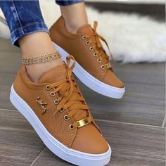 ¡Descubre los mejores outfits casual chic con zapatillas! Aprovecha nuestra oferta exclusiva en zapatillas elegantes para mujer. Haz clic en la imagen y consigue un descuento especial en tu primera compra. #ModaEnZapatillas #TendenciasEnZapatillas 👟🔥 Sepatu Platform, Casual Shoes Women Sneakers, Shoes Women Sneakers, Heels Patterns, Round Toe Sneakers, Cute Nike Shoes, Cute Nike, Elegante Casual, Mode Design