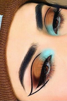 Slime Makeup Look, Graphic Liner With Eyeshadow, Makeup Ideas Graphic Liner, Eyeshadow Art Creative, Graphic Eyeliner With Eyeshadow, Graphic Eye Looks, Graphic Eyeshadow Looks, Fun Makeup Looks To Recreate, Makeup Art Face Inspiration