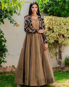 Long Maxi Dress Pakistani, Long Frock Designs For Women, Frock Design For Wedding, Frock Designs For Women, Pakistani Frocks, Long Frocks Designs, Simple Frock Design