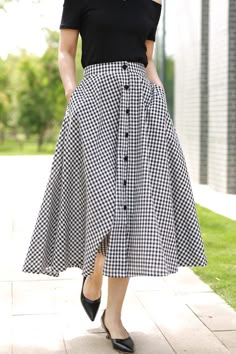 Black And White Gingham Skirt Outfit, Stripe Skirt Outfit, Checked Skirts, Checked Skirt Outfit, Checkered Skirt Outfit, Striped Skirt Outfit, Long Circle Skirt, Outfit Ideas Skirt, Dress Fashion Design